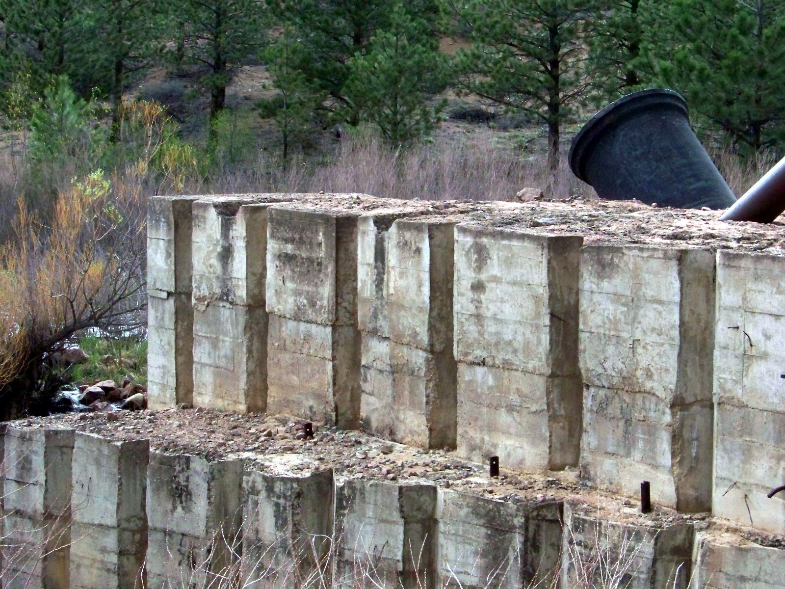 Detail of the concrete layers used to construct the dam.