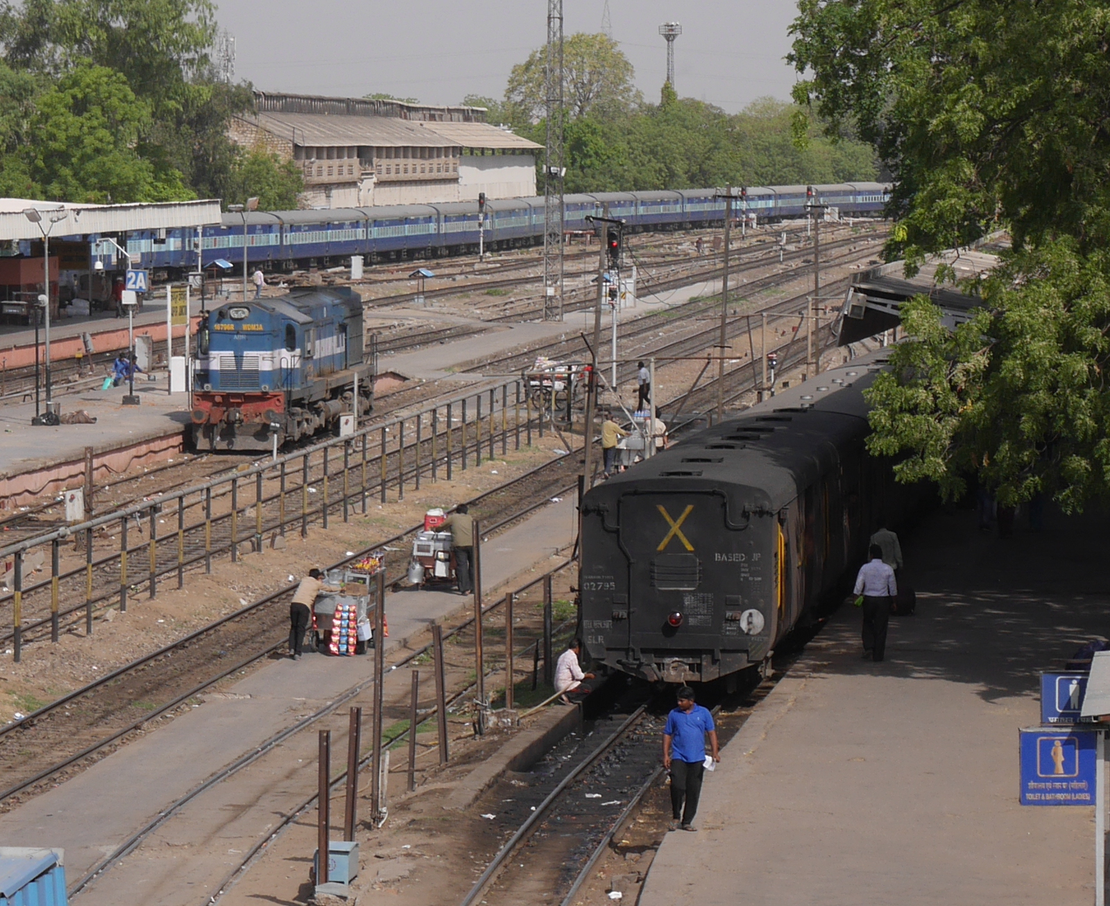 Broad-gauge (left) and meter-gauge (right) trains at Jaipur Junction.