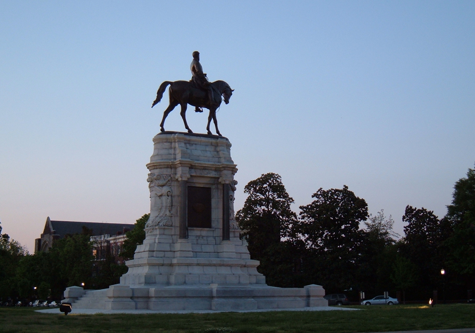 Robert E. Lee monument, Richmond (dedicated 1890).