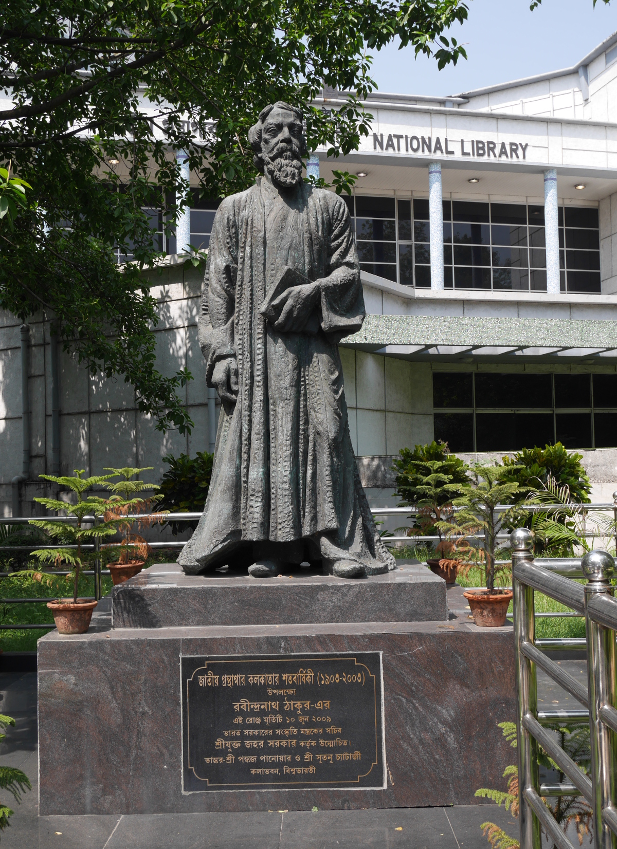 A statue of Rabindranath Tagore in front of Bhasha Bhawan.