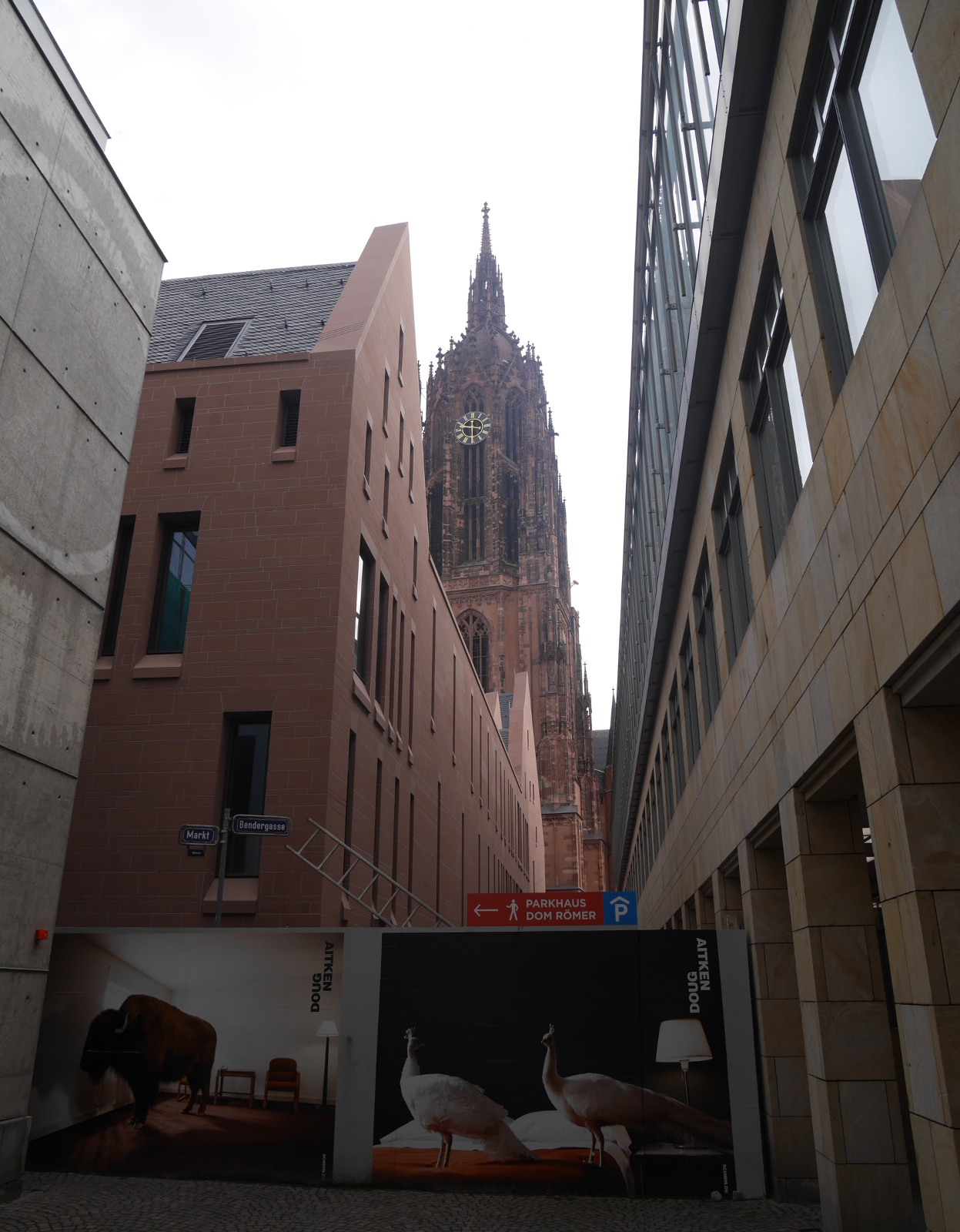 Glimpse of the Frankfurter Dom between newer buildings, as seen in 2015.