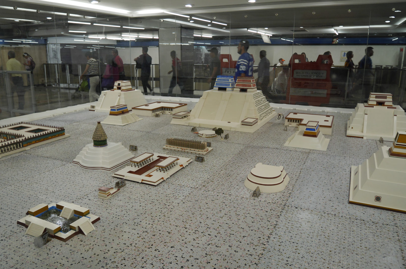 Diorama of the prehispanic incarnation of the Zócalo, in the concourse of the metro station.