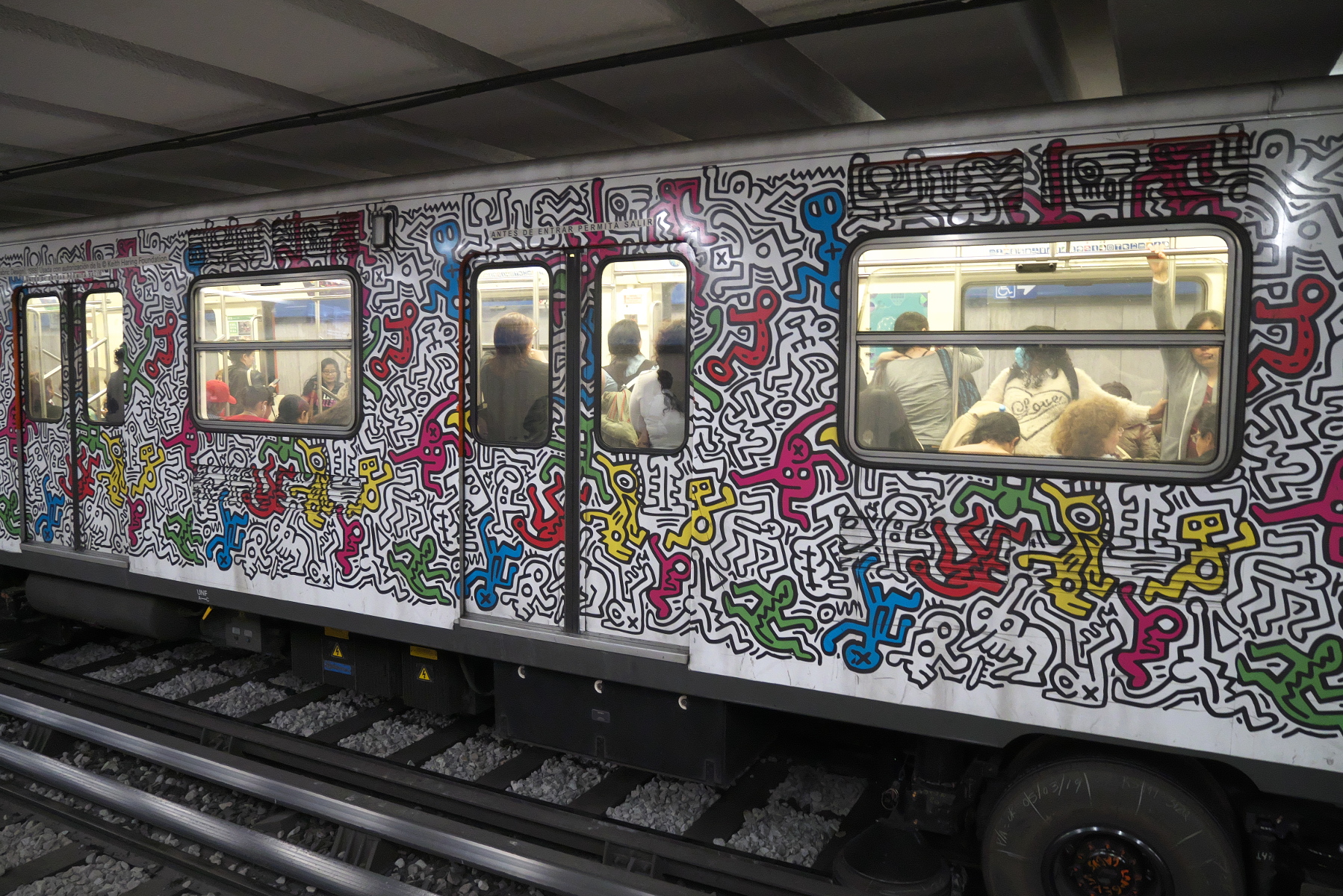 Metro CDMX trains love their Keith Haring.