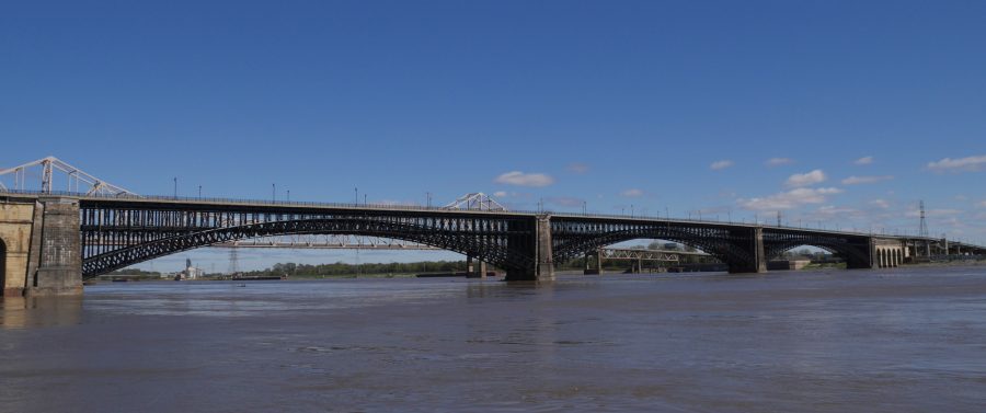 Long view of Eads Bridge